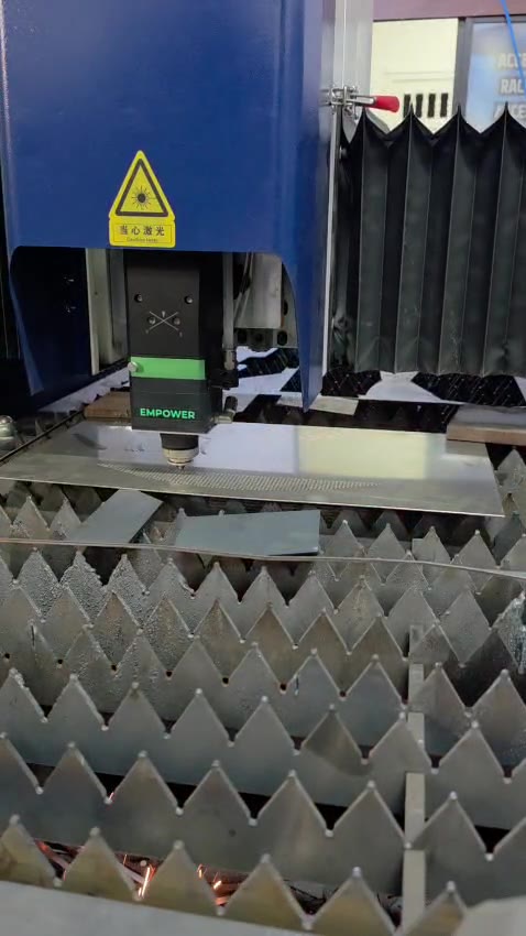 Detalle de corte CNC sobre lámina metálica